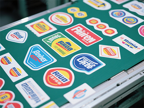 Kendinden yapışkanlı lazer kalıplı kesim için ne tür bir lazer kontrol cihazı kullanılabilir?